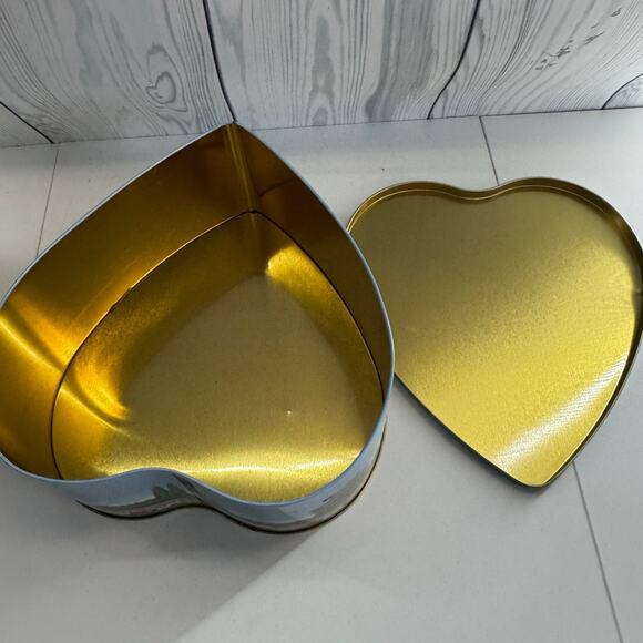 Vintage Crabtree & Evelyn Large Heart Shaped Tin - English Country Picnic Scene - Picture 4 of 6